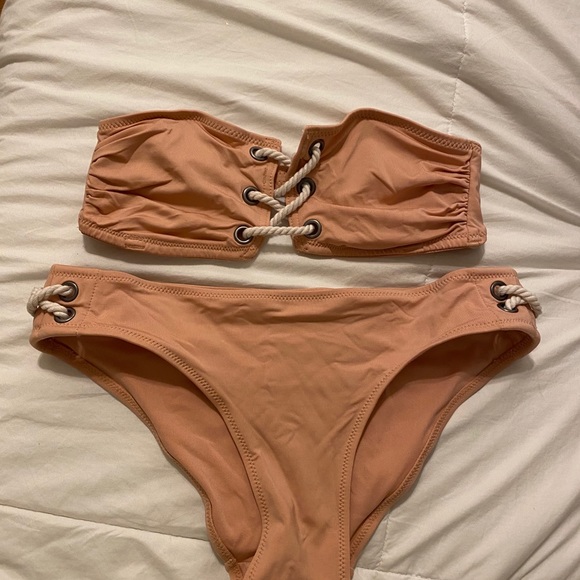 Bikini - Picture 1 of 3